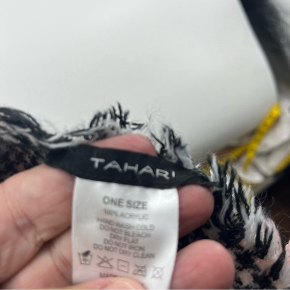 TAHARI reversible Scarf - Picture 8 of 9